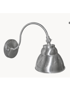 Lámpara para pared de uso interior fabricada en metal con un acabado artesanal niquelado