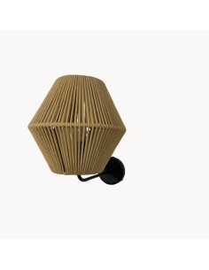 Made with a metal support and a natural rope lampshade in beige color