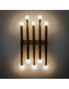 fabricado en metal y funciona con diez bombillas LED de casquillo E14. 2