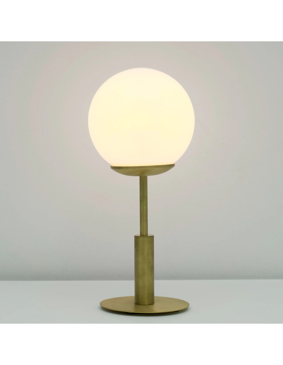 lámpara de mesa con bola de cristal en acabado blanco opal