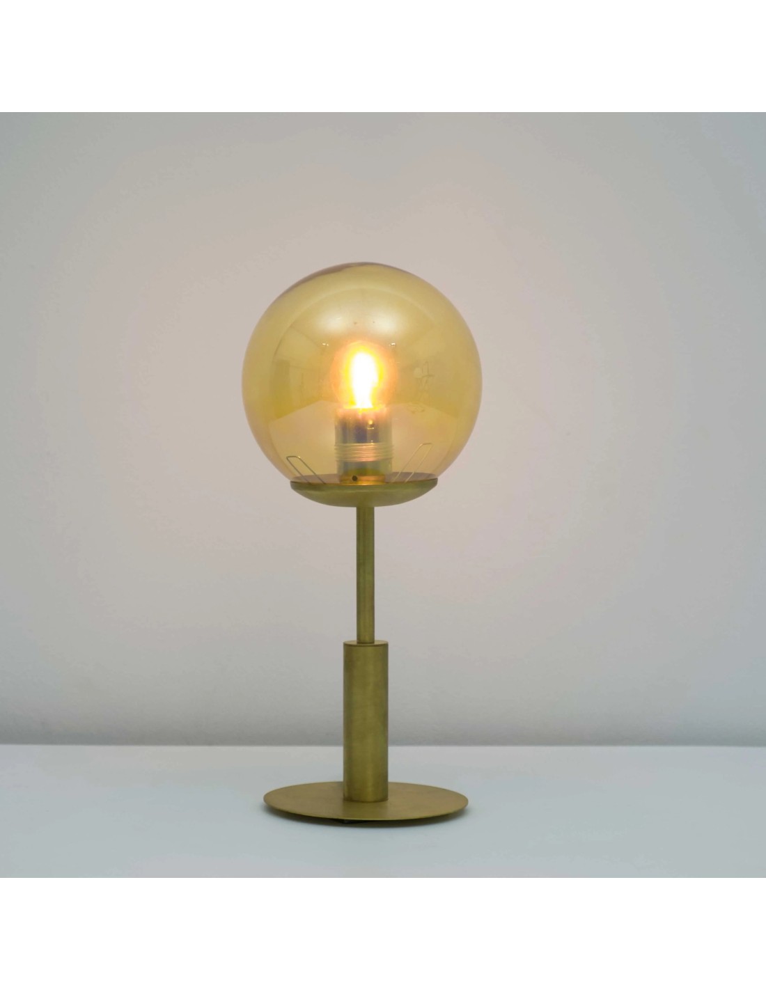 lámpara de mesa con bola de cristal en acabado ámbar