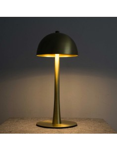 lámpara con cúpula en metal acabado en un elegante dorado mate