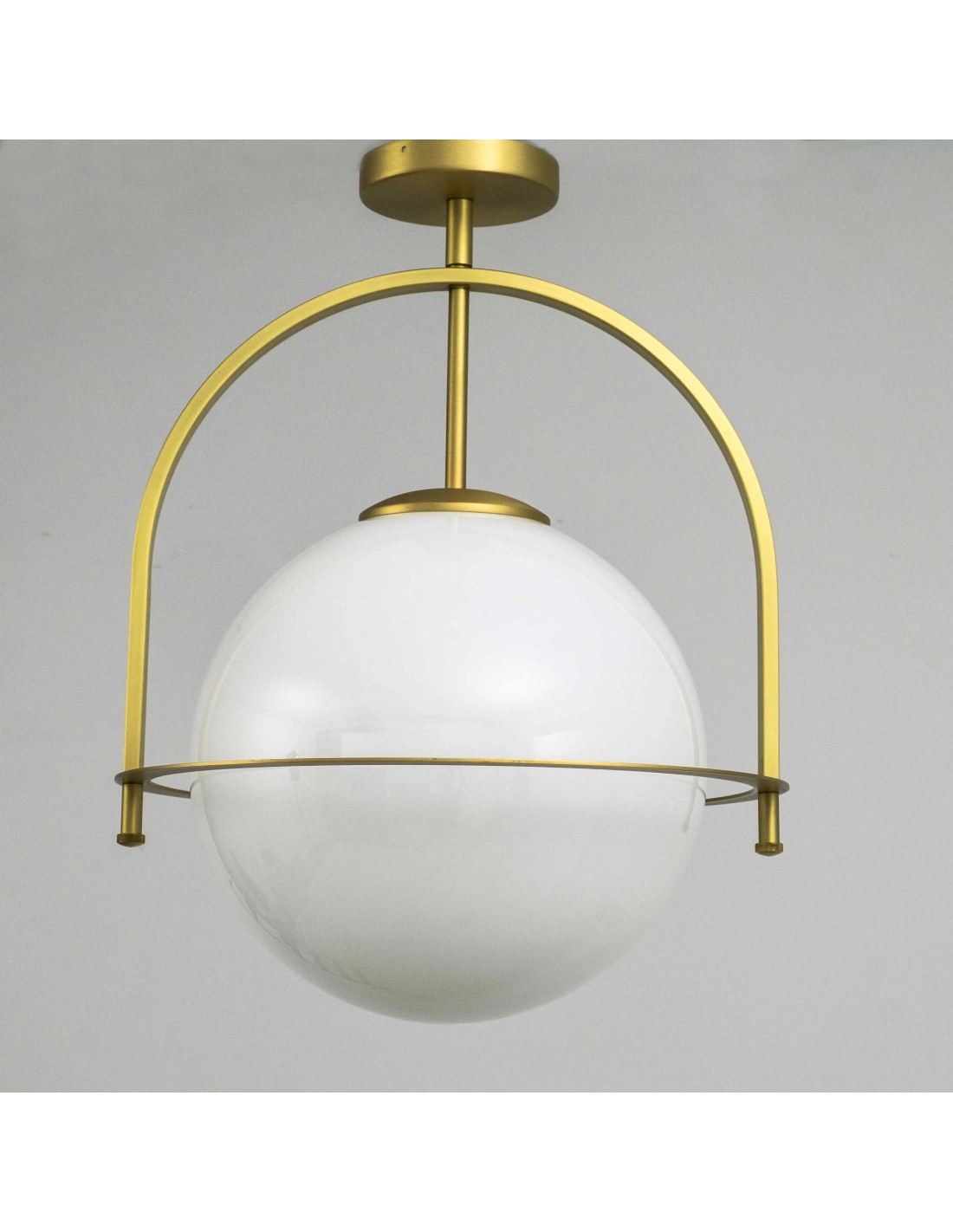 lámpara de techo con acabado dorado mate rodeado por un anillo con una bola de cristal