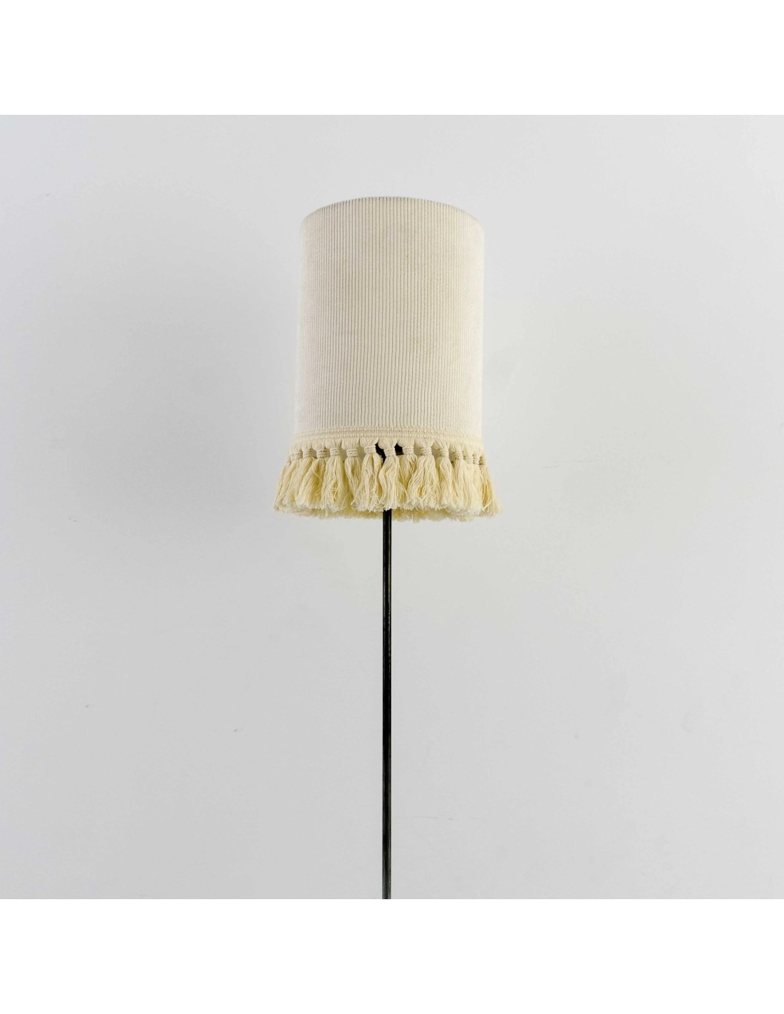 lámpara de pie vintage  que proporciona un toque muy sofisticado y muy elegante a cualquier estancia