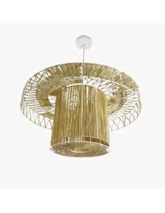 lámpara vintage colgante con estructura de metal cubierta de fibras naturales que le dan un toque rustico