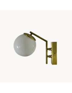 fabricado con un elegante brazo dorado que sujeta una bola de cristal opalizada de Ø16cm