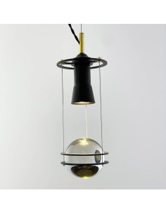 Lot es una pieza de diseño moderno y minimalista fabricada en metal 2