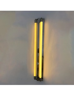 Vertical wall light with slim design and geometric structure