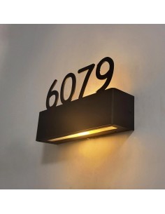 Rótulo metálico con iluminación LED cálida y números elevados, diseñado para uso en hoteles y establecimientos comerciales. 2
