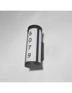 Rótulo luminoso cilíndrico con números personalizables, perfecto para hoteles y espacios modernos. 2