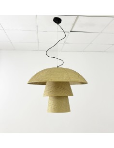 Lámpara de techo de rafia beige encendida con diseño en forma de seta