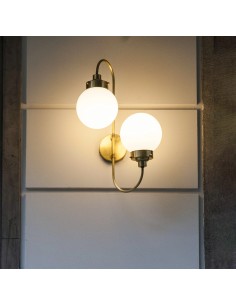 aplique de pared en efecto latón envejecido funciona con dos bombillas LED de casquillo E27 2