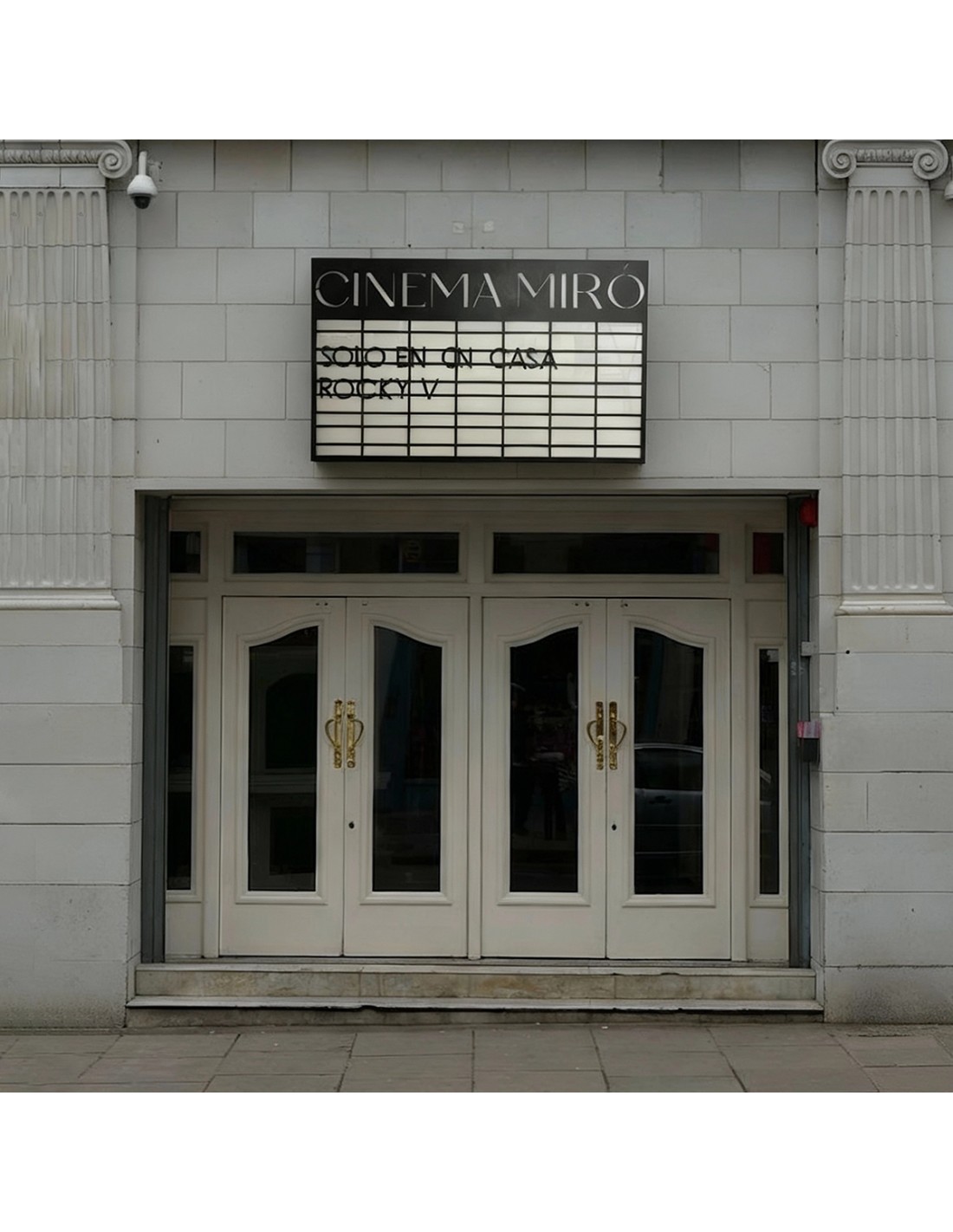 Rótulo de pared con letras magnéticas