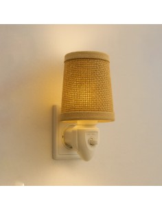 Punto de luz para enchufe con pantalla de arpillera rústica