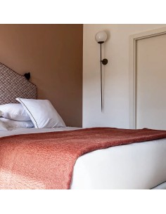 Acabado negro texturado para este aplique de pared