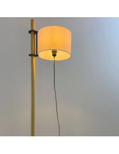 Lámpara de pie de salón de estilo vintage con una pantalla de tela se desliza de arriba a abajo