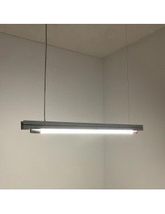 Lámpara lineal galvanizada de estilo industrial con tubo LED encendido