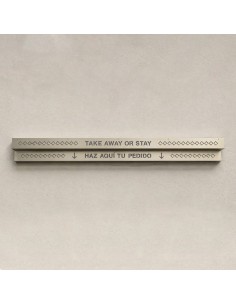 Rótulo metálico “Take Away or Stay” con diseño perforado.