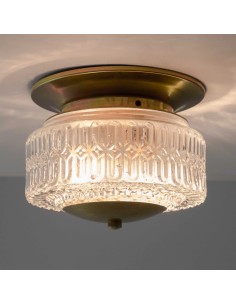 lámpara de metal con una tulipa de cristal tallado