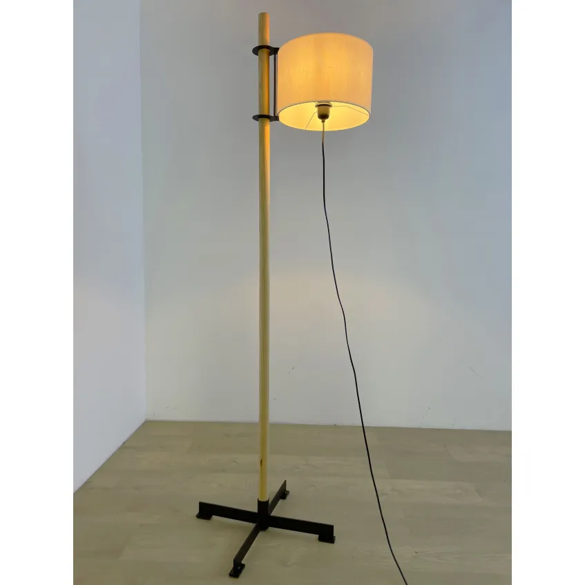 lámpara de pie de salón de estilo vintage con una columna de madera