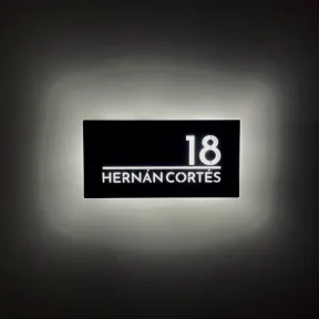 Letrero vintage en acabado negro texturizado con letras grabadas al láser 2