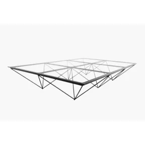 mesa de luz vintage con estructura geométrica de metal y cristal laminado transparente