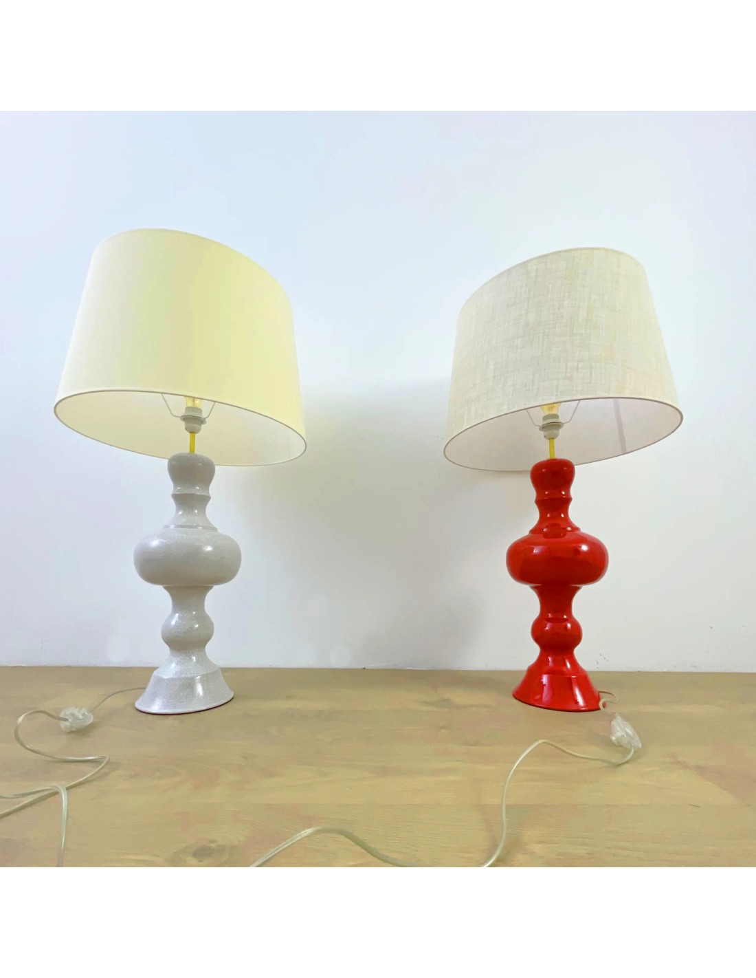 Lámpara de mesa disponible en pie de varios colores