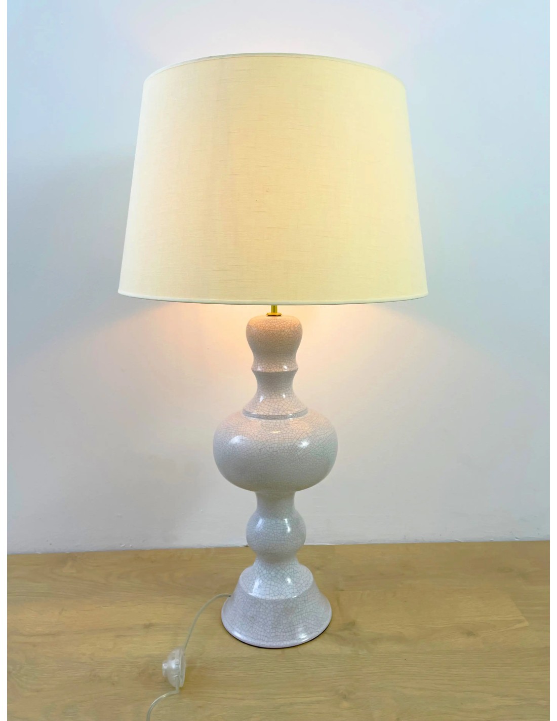 lampara de mesa vintage con pantalla de tela y pie de cerámica