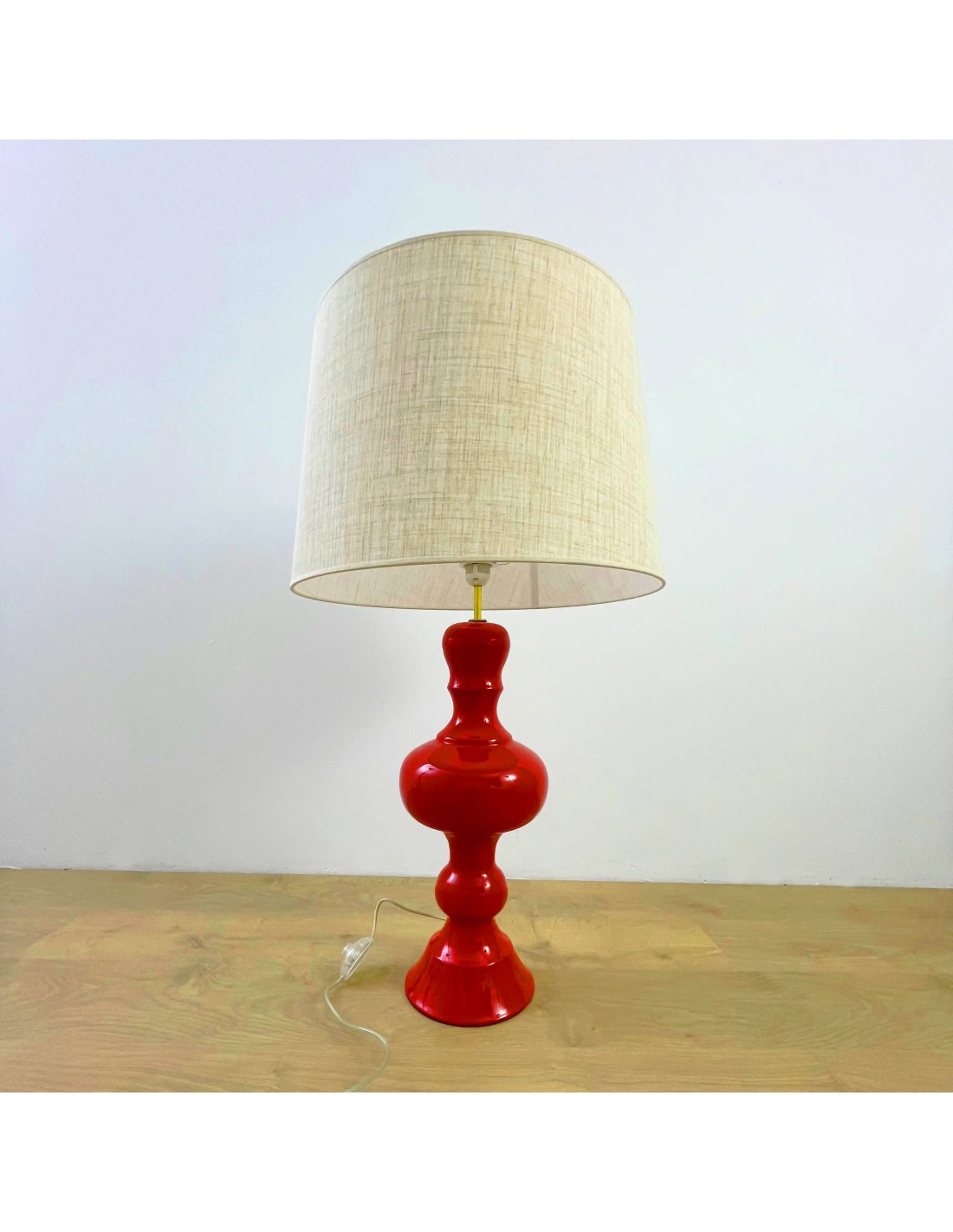 Lámpara de mesa roja con pantalla textil