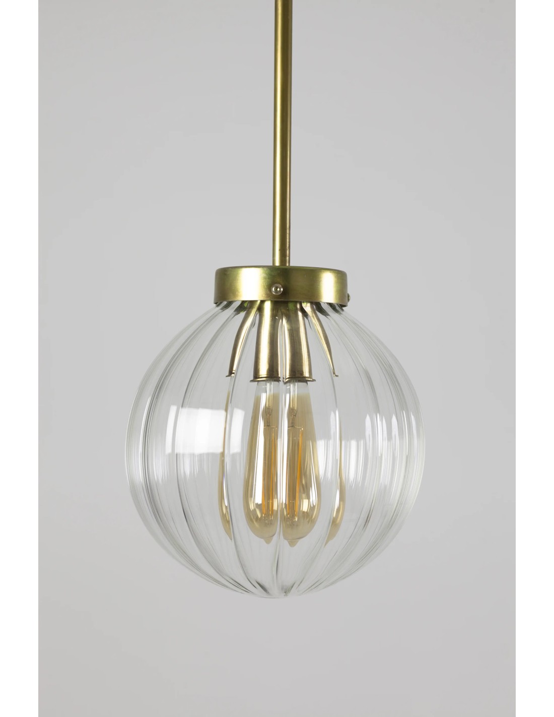 lampara de estilo vintage con tija de metal en laton y bola cristal rayado luz vintage