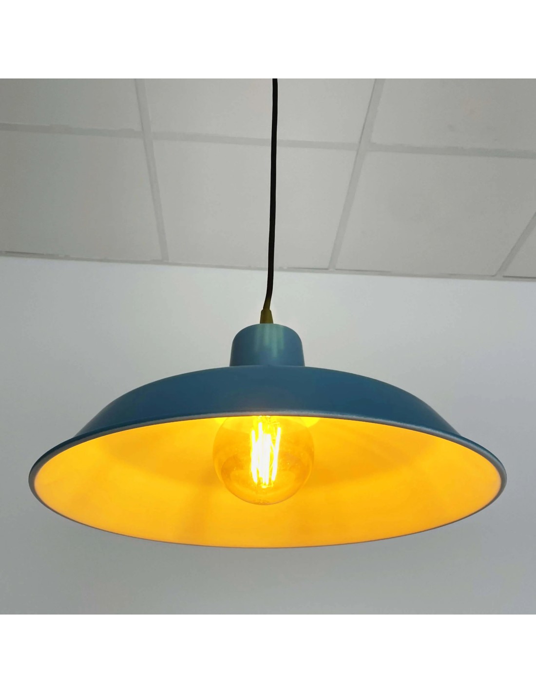 lámpara colgante estilo industrial en color azul de luz vintage