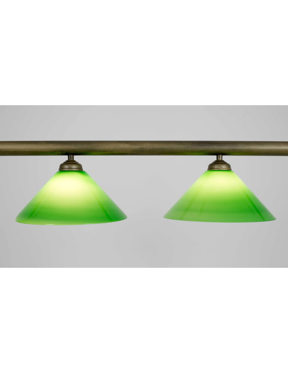 lámparas de techo estilo vintage con metal acabado en latón envejecido y cristal verde